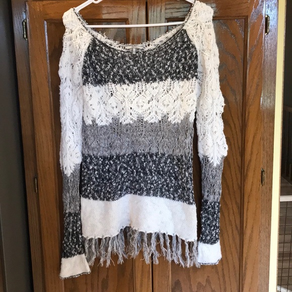BKE Sweaters - Loose knit sweater with fringe edges BKE Sweaters - Loose knit sweater with fringe edges